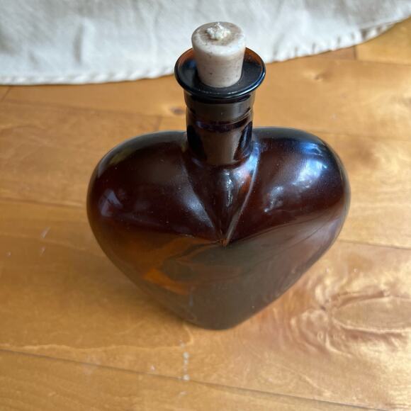 Paul Masson dark amber heart shaped bottle 8" w/ cork and wick oil lamp - Picture 6 of 10